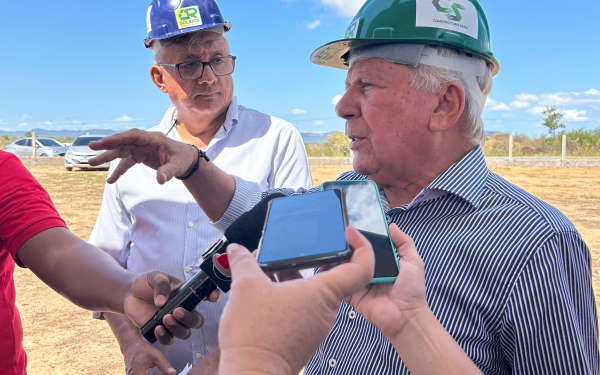 Zé Aldemir e representantes da empresa CR Sólidos realizam visita técnica às obras da Usina de Resíduos