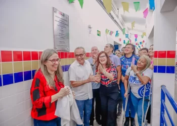 Prefeito entrega Escola José Peregrino de Carvalho, a 36ª reconstruída pela gestão no padrão tecnológico e de inclusão