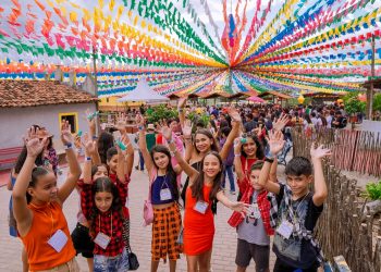 Secretaria de Educação realiza aula de campo para mil estudantes na Vila Sítio São João
