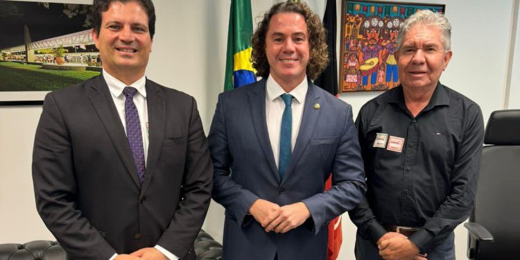 Secretário de Planejamento se reúne com Veneziano e consegue apoio para projeto de novas casas populares para Campina Grande