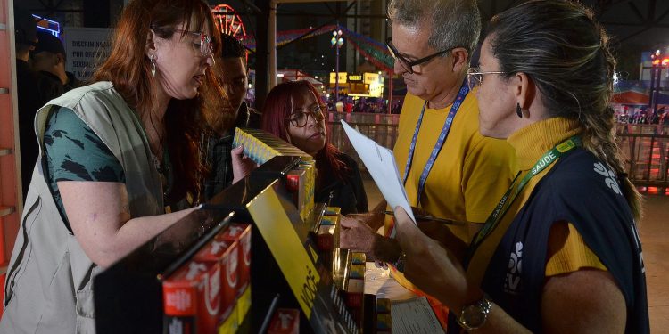 Anvisa Nacional faz inspeção da comercialização de cigarros no Parque do Povo