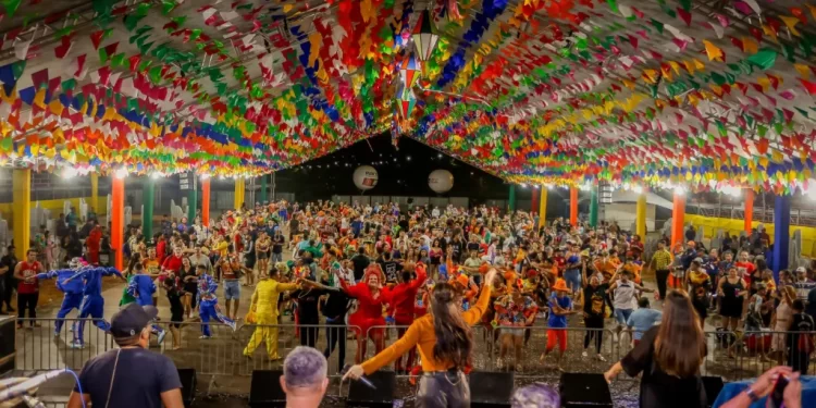 XXI Paraíba Junino leva multidão a arena montada no Cabo Branco neste domingo
