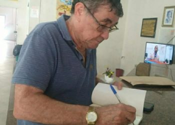 Jornalista Geovaldo Carvalho lança livro sobre humor na política
