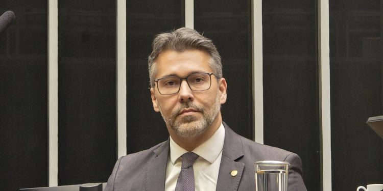 Leonardo Gadelha toma posse na Câmara Federal e defende a regulamentação de novas tecnologias
