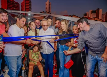 Cícero Lucena inaugura passarela que liga os bairros São José e Manaíra