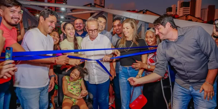 Cícero Lucena inaugura passarela que liga os bairros São José e Manaíra