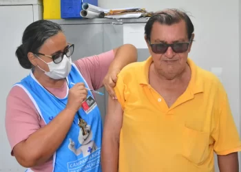 Pessoas idosas devem tomar as vacinas que protegem contra Covid-19 e Influenza