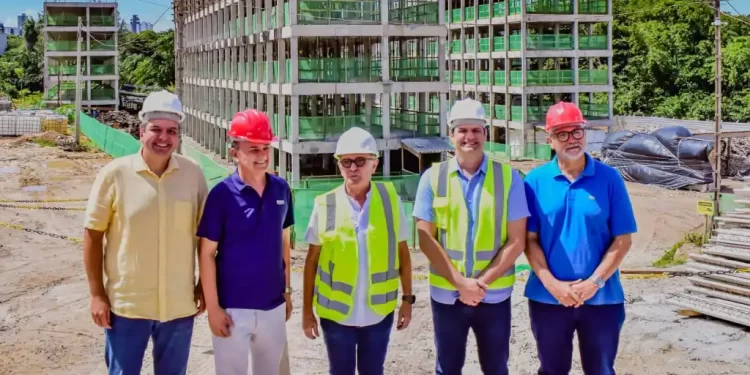 Prefeito apresenta resultados, inspeciona obras do empreendimento habitacional na Beira Rio e projeta conclusão para início de 2025