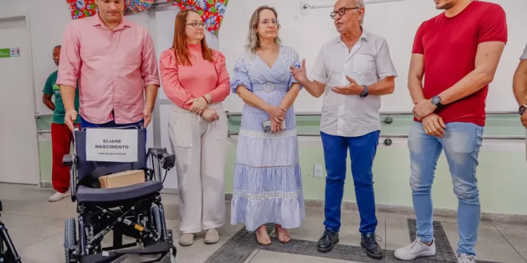 Prefeito entrega cadeiras elétricas para pessoas com deficiência, inspeciona obras do Hospital Dia e projeta inauguração em 30 dias