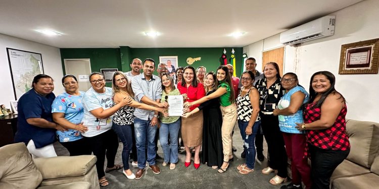 Luciene Gomes sanciona PCCR dos Agentes de Saúde e de Endemias de Bayeux