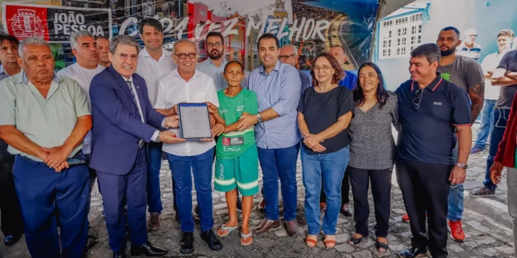 Cícero assina termo que permite remuneração de catadores da coleta seletiva e destaca avanço na proteção ambiental