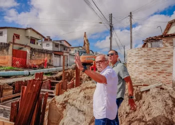 Cícero inspeciona obras de drenagem que deve ser solução definitiva para alagamentos no Conjunto Esplanada