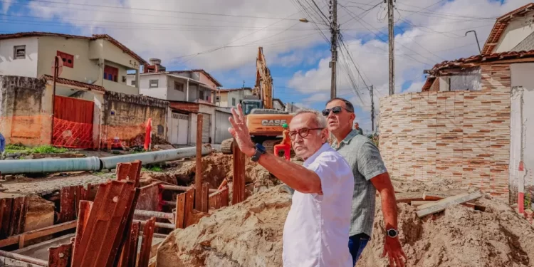 Cícero inspeciona obras de drenagem que deve ser solução definitiva para alagamentos no Conjunto Esplanada