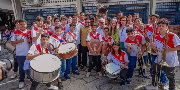 Prefeito de João Pessoa entrega mais de mil instrumentos musicais para escolas do Município