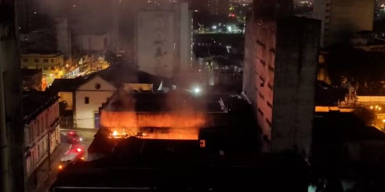 Incêndio atinge prédio no Centro Histórico de João Pessoa