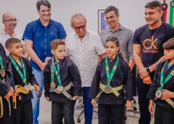 Cícero Lucena recebe atletas do Campeões do Amanhã medalhistas no Brasileiro de Jiu-Jitsu