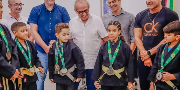 Cícero Lucena recebe atletas do Campeões do Amanhã medalhistas no Brasileiro de Jiu-Jitsu
