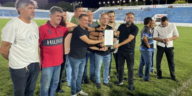 Prefeitura de Patos assina ordem de serviço para última fase de reforma do Estádio José Cavalcanti