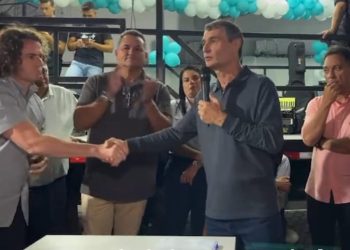 VÍDEO: Durante solenidade, Romero aplaude Veneziano e diz que ninguém o viu “brigando com ninguém”