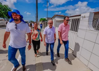 Cícero Lucena entrega 133 ruas pavimentadas e asfaltadas em vários bairros de João Pessoa