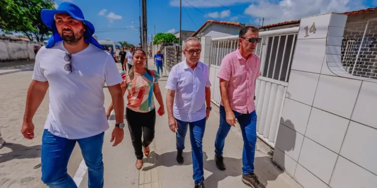 Cícero Lucena entrega 133 ruas pavimentadas e asfaltadas em vários bairros de João Pessoa