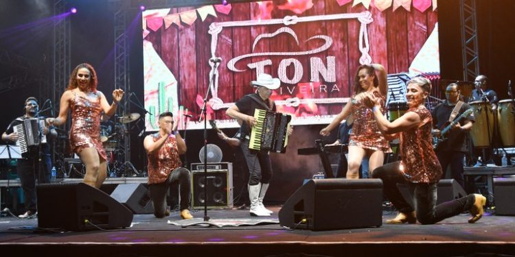 Segundo dia de eliminatórias do 7º Festival de Música da Paraíba seleciona mais sete finalistas e tem show de Ton Oliveira