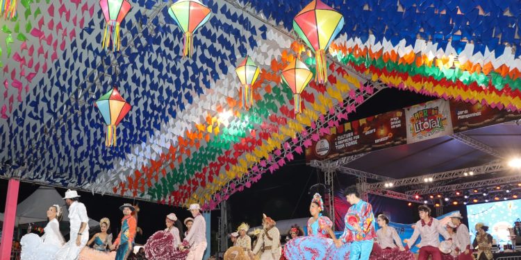 Noite de São João em Cabedelo teve Quadrilhas Juninas e shows de Mateus Gael e Maria Ercília e de Vinicius Mendes em praça pública