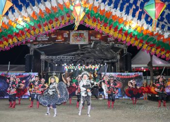Forró, grupos culturais e quadrilhas juninas animam público em mais uma noite de arrasta-pé na Praça Getúlio Vargas