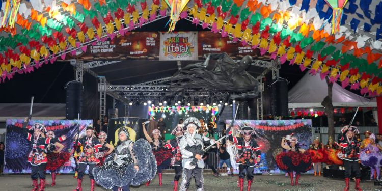 Forró, grupos culturais e quadrilhas juninas animam público em mais uma noite de arrasta-pé na Praça Getúlio Vargas