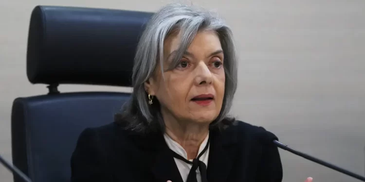 Cármen Lucia toma posse na presidência do TSE