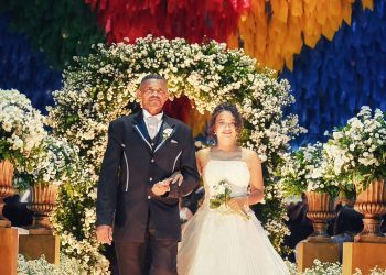 Testemunhados por centenas de pessoas, 100 casais dizem sim no Casamento Coletivo 2024