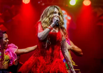 Primeira noite de shows leva multidão ao Parque da Solon de Lucena