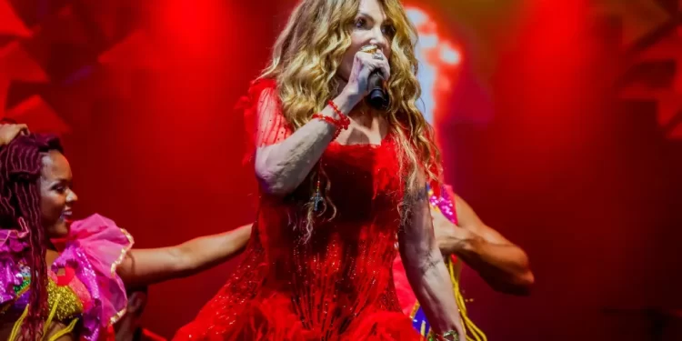 Primeira noite de shows leva multidão ao Parque da Solon de Lucena