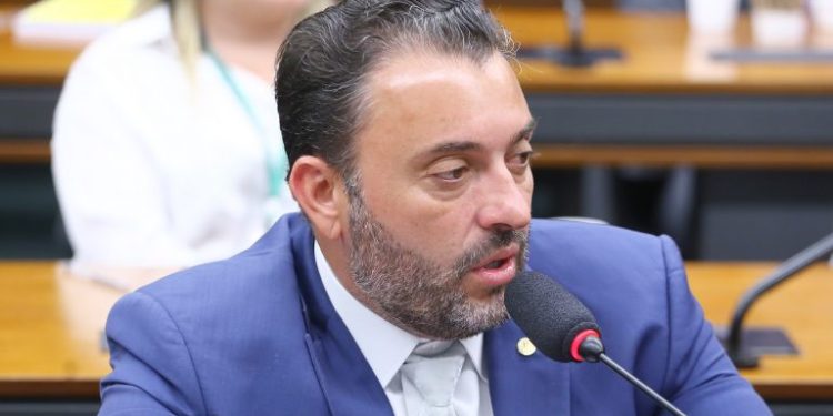 Governo sanciona novo programa para indústria automotiva e taxação de pequenas compras no exterior