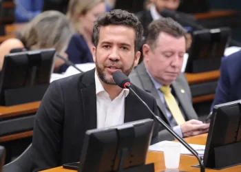STF tem maioria para tornar Janones réu por postagens contra Bolsonaro