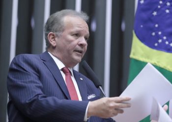 Comissão aprova regulamentação da profissão de gari, com piso de dois salários mínimos