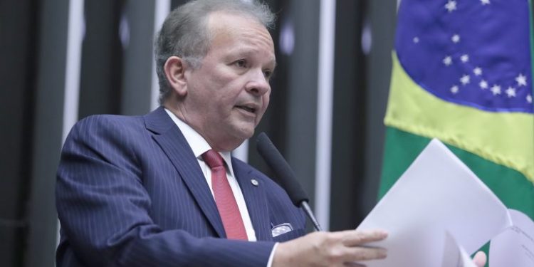 Comissão aprova regulamentação da profissão de gari, com piso de dois salários mínimos