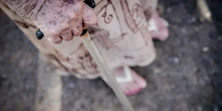 Ortopedistas alertam para risco de queda de idosos; saiba como evitar