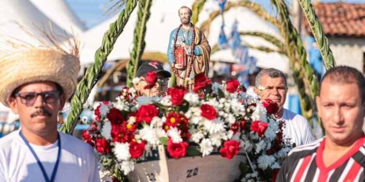 Pescadores e devotos homenageiam São Pedro com carreata e procissão naval em Cabedelo