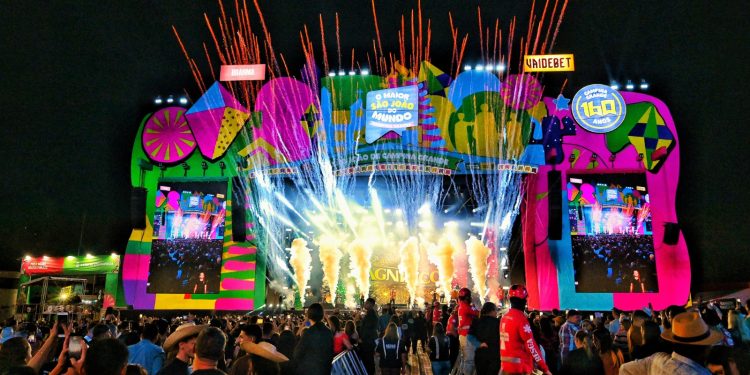 Noite de São João: o público curte O Maior São João do Mundo com ritmos juninos
