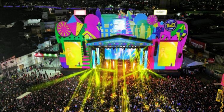 Público poderá entrar com banco de plástico e guarda-chuva em show do Padre Fábio de Melo no Parque do Povo