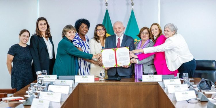 Lula sanciona lei que fortalece o combate integrado à violência doméstica e familiar contra a mulher
