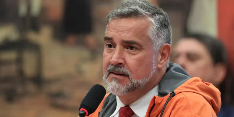 Auxílio Reconstrução: governo suspeita de 300 mil fraudes em pedidos