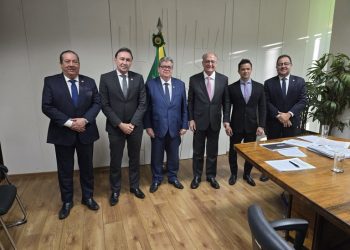 João Azevêdo acompanha anúncio de investimentos em infraestrutura com presença de Lula e se reúne com Geraldo Alckimin em Brasília