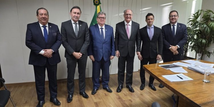 João Azevêdo acompanha anúncio de investimentos em infraestrutura com presença de Lula e se reúne com Geraldo Alckimin em Brasília