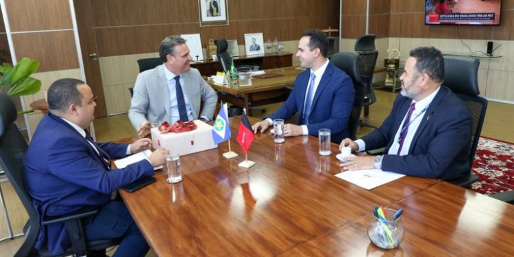 Em Brasília, Lucas Ribeiro se reúne com ministro da Agricultura para discutir projetos e investimentos para a Paraíba