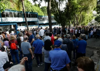 Venezuelanos vão às urnas eleger novo presidente