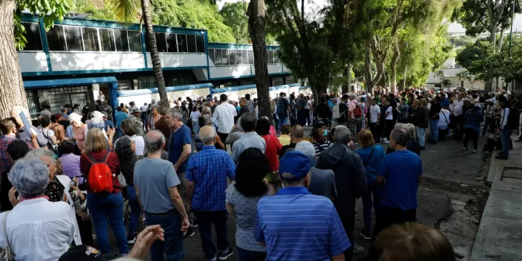 Venezuelanos vão às urnas eleger novo presidente