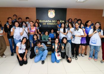 Conexão Mundo: estudantes da rede estadual recebem passaportes para intercâmbio no Reino Unido