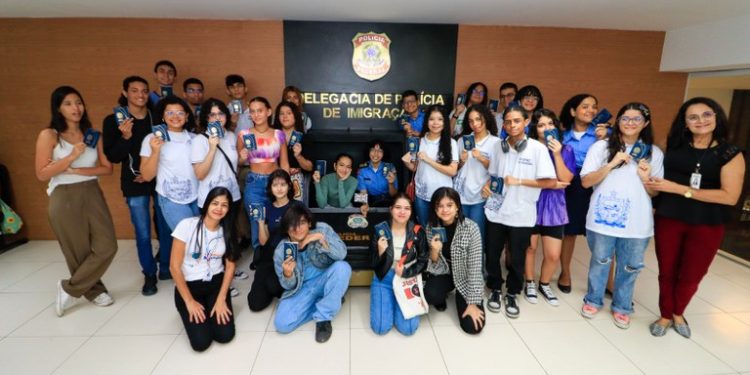 Conexão Mundo: estudantes da rede estadual recebem passaportes para intercâmbio no Reino Unido